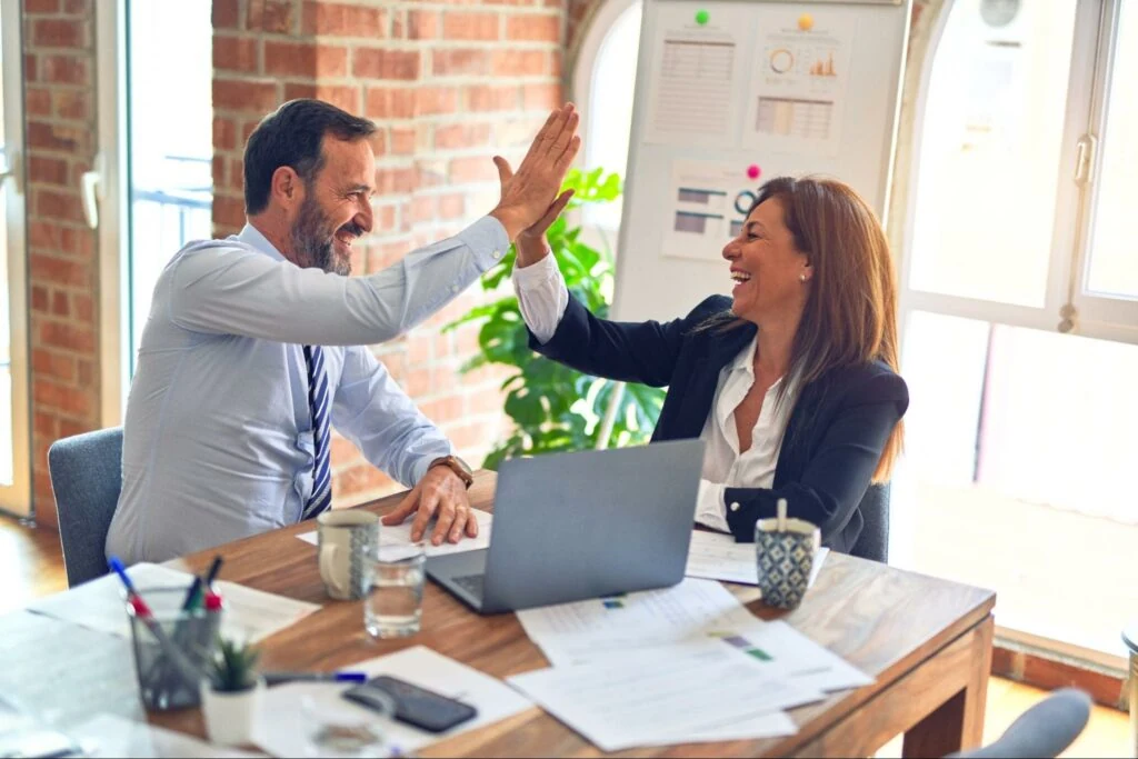 Mentor auxiliando profissional em resultados digitais